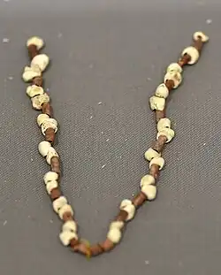 Collier composé de pierres blanches et de cornalines rouge.