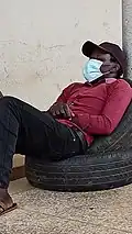 Homme endormi conservant son masque.