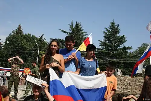 Manifestants sud-ossètes et militaires près de la bataille de Tskhinvali.