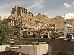 Vue sur le palais de Leh depuis la vieille ville ou Kharyog, aux abords la grande mosquée sunnite de la cité ou Jama Masjid.
