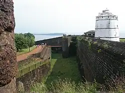 Phare de la forteresse d'Aguada, qui garde la ville de Panjim ou Nova Goa et l'estuaire du Mandovi.