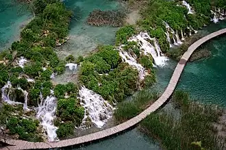 Un boardwalk du Parc national des lacs de Plitvice en Croatie.
