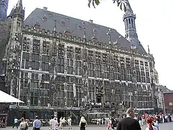 L'Hôtel de ville, vu de la place du marché