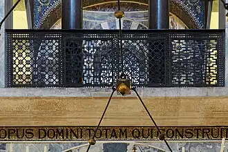 Les barrières en bronze de l'étage datent de Charlemagne.