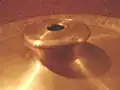 Détail d'une cymbale à dôme conique.