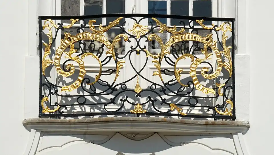 Balcon en fer forgé noir et or.
