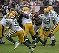 Le QB Aaron Rodgers (no&nbsp;12) cédant le ballon à Jones en 2018.