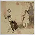 Femme et enfant dans un intérieur bourgeois. Femme assise sur un canapé en robe élégante et les cheveux attachés ; l'enfant debout joue avec un yoyo.