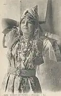 Femme portant la fermla sur la robe aabaya