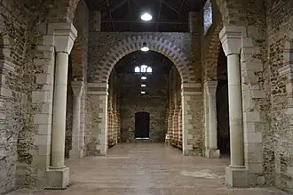Nef et porte
