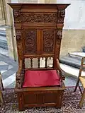 Un fauteuil sculpté.