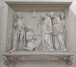 Bas-relief commémorant la visite de moines de l'abbaye de Saint-Riquier à Jeanne d'Arc prisonnière, au château de Drugy