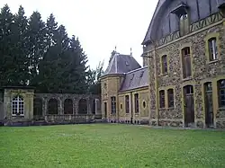 Partie arrière, vestiges et cour.