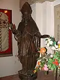 Ancienne statue d’évêque dans la crypte.