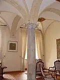 Arcatures du grand salon du palais abbatial.