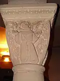 Chapiteau de la crypte représentant saint François d’Assise.