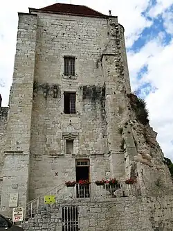 Tour devant le château abbatial.