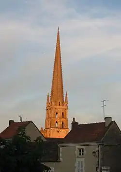 Le clocher vu depuis la place de la République.