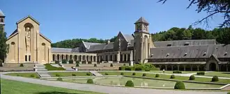 Vue d'ensemble de la nouvelle abbaye d'Orval (grande cour de l'hôtellerie).