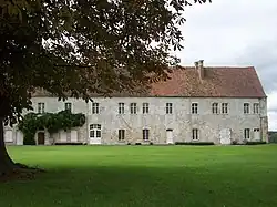 Photographie d'un long corps de bâtiment d'architecture classique