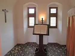 Vestiges de carreaux vernissés médiévaux d'une salle de lecture, de l'abbaye de Cîteaux.