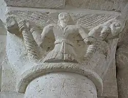 Chapiteau roman.