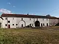 Bâtiments sud de la basse-cour (côté cour).