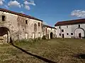 Bâtiments est et sud de la basse-cour (côté cour).