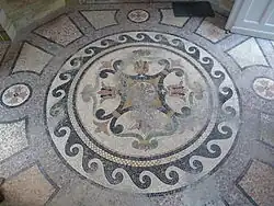 Mosaïque à l'entrée du cloître.