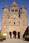 Massif occidental roman de l'église abbatiale.