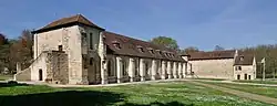 Photographie moderne du corps de bâtiments d'une abbaye.