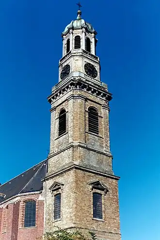 Le clocher néo-classique construit par Louis Roelandt entre 1826 et 1844.