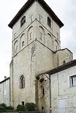 Croisillon sud surmonté du clocher, l'absidiole sud et l'ancien presbytère.