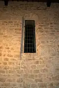 Fenêtre en meurtrière du mur méridional