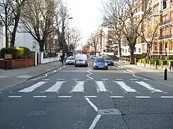 Passage piéton sur Abbey Road (Londres) aujourd’hui filmé 24 heures sur 24 par une EarthCam (en) (lien).
