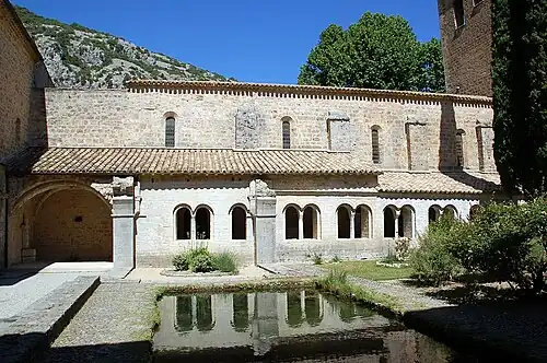 Le cloître avec son vivier au premier plan.