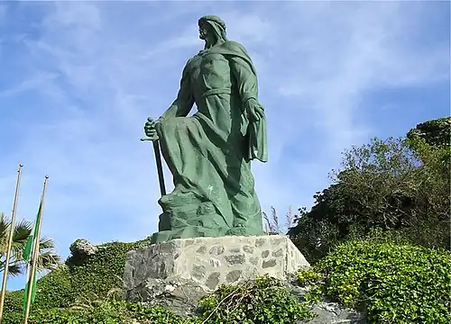 La statue d'Abd Al-Rahman Ier, place San Cristóbal près du front de mer.
