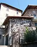 Outils de fer forgé exposés sur le mur de la maison.