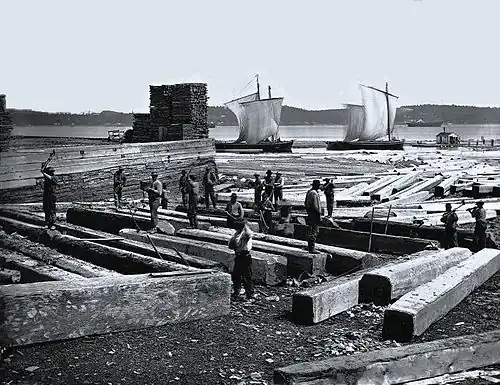 Photographie, Butting square timber, les extrémités des plançons sont taillées en pointe, ce qui les protège des rochers pendant le flottage. Québec, QC, 1872, William Notman (1826-1891), Plaque de verre au collodion humide, 20 x 25&nbsp;cm