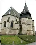 Vue de l'abside et du clocher montrant les baies murées de l'élément de transept disparu