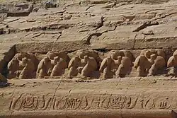 Sculptures de babouin au-dessus des têtes des statues de Ramsès dans le Grand Temple.
