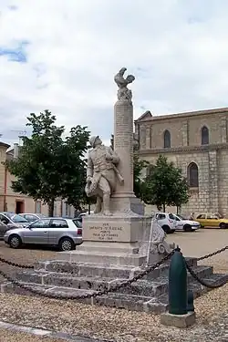 Le monument aux morts sur la place devant l'église (juin 2012).