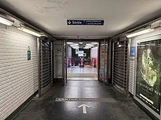 L'accès no&nbsp;2, « Centre commercial », au fond du couloir transversal.