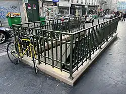 La sortie no&nbsp;6, « Rue Bichat ».