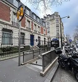 L'accès no&nbsp;2, sur le même boulevard.