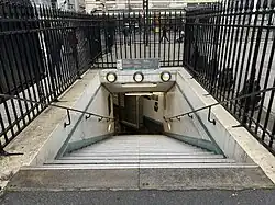 L'accès no&nbsp;2 « Rue Notre-Dame-des-Victoires ».