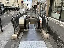 La sortie no&nbsp;2, « Rue d'Avron ».