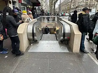 La sortie no&nbsp;3, « Boulevard Barbès ».