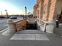 L'accès no&nbsp;6 « Rue Royale ».