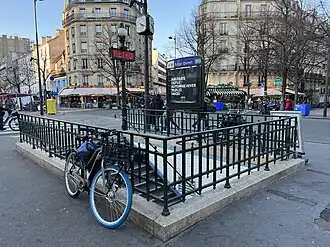 Unique accès de la station,sur le boulevard Edgar-Quinet.
